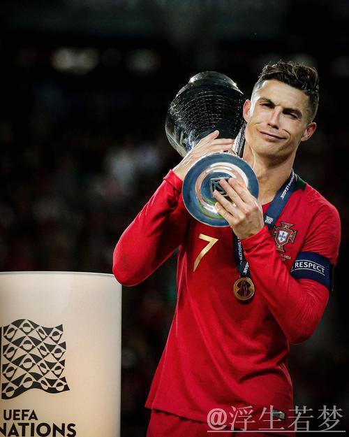 40岁C罗再现6年前经典画面:肩扛欧国联奖杯开心大笑 40岁C罗再现6年前经典画面:肩扛欧国联奖杯开心大笑